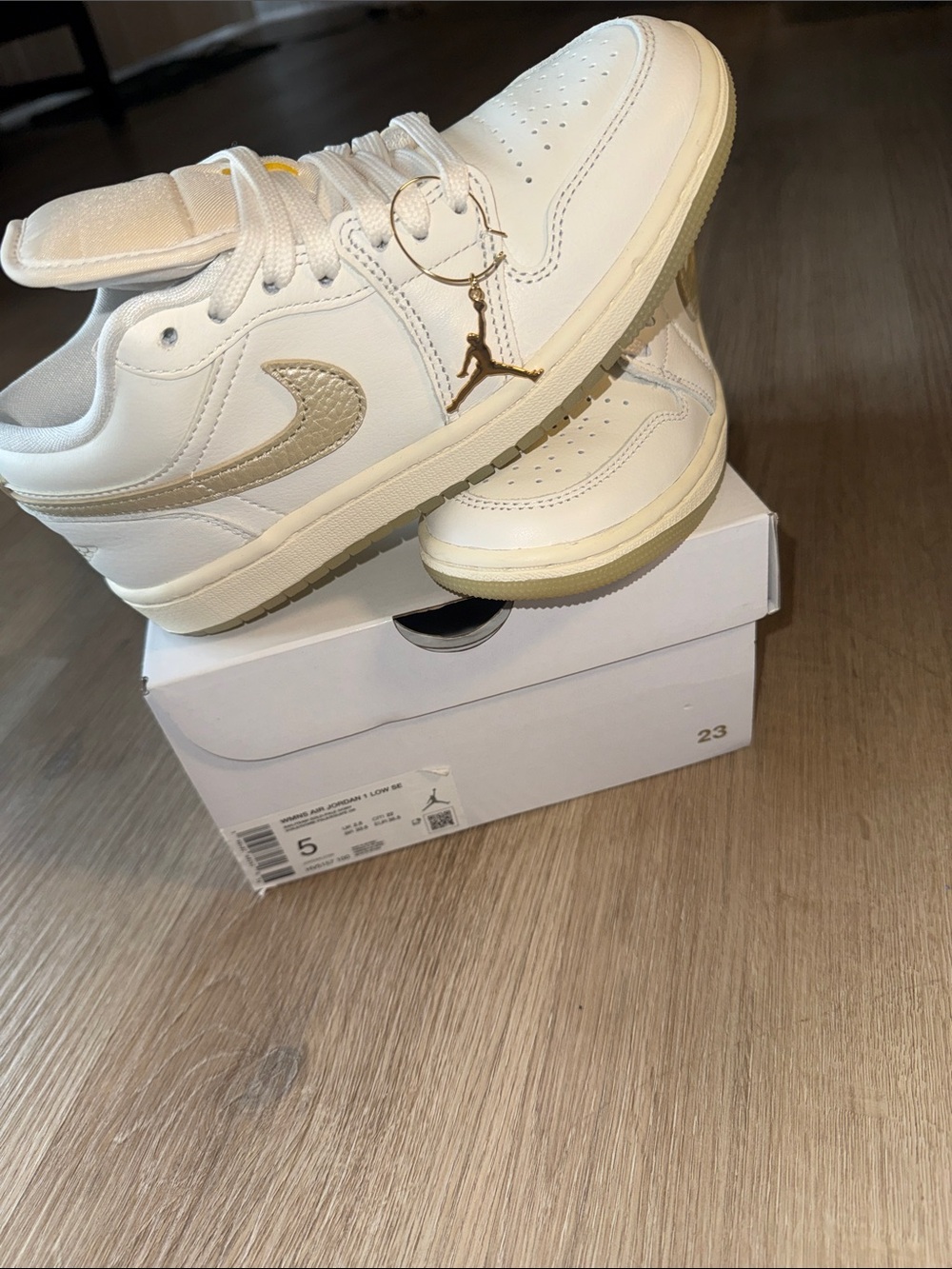 JORDAN 1 Low SE Hoops Gold Pack Sail / Team Gold - Pale Ivory Sneaker Shoes NIB